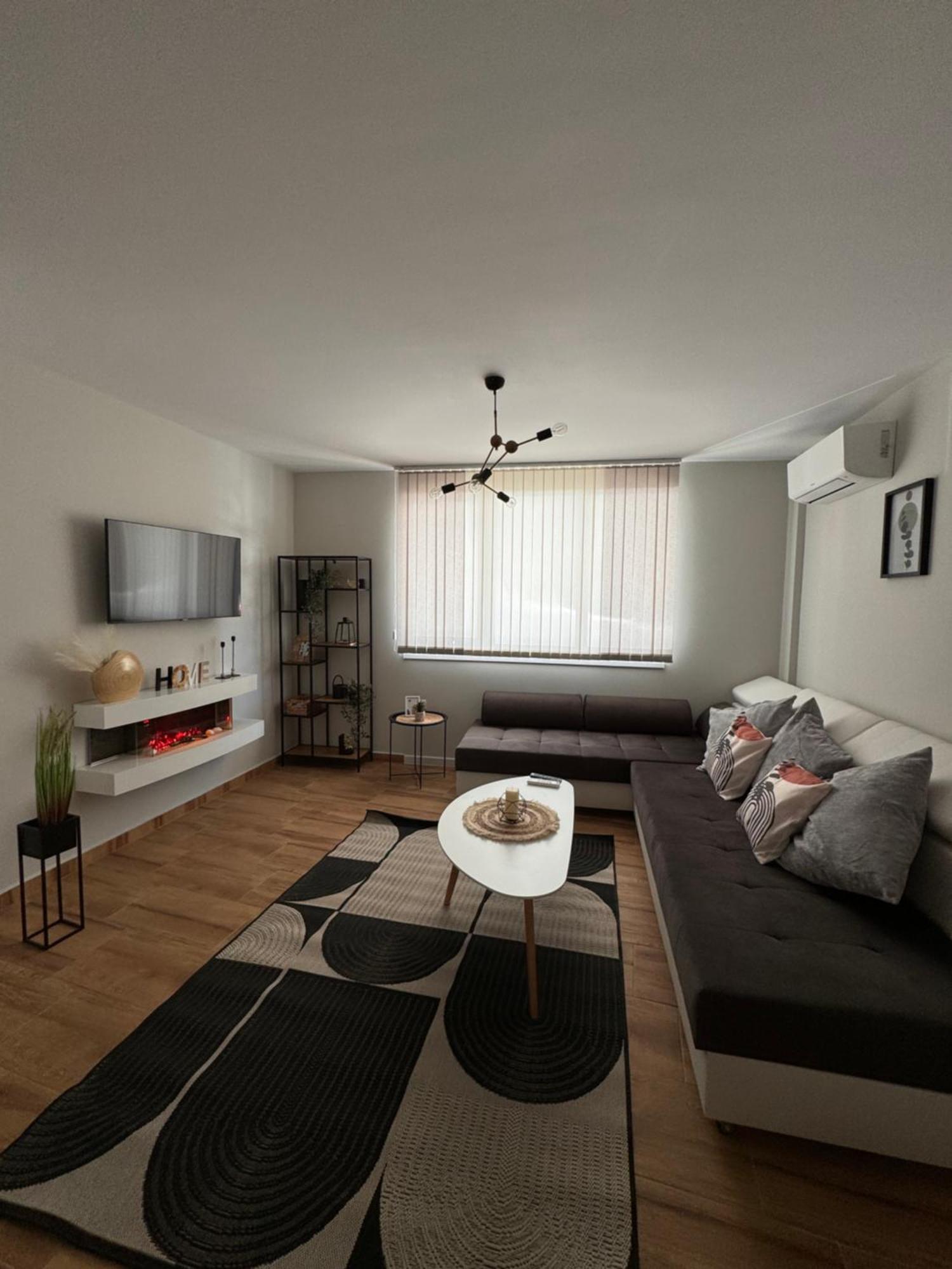 Goldy Central Beach Apartment With Private Garden Burgasz Kültér fotó